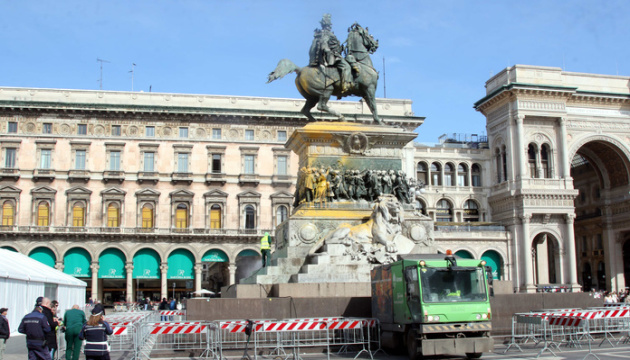 Екоактивісти облили фарбою пам’ятник у Мілані