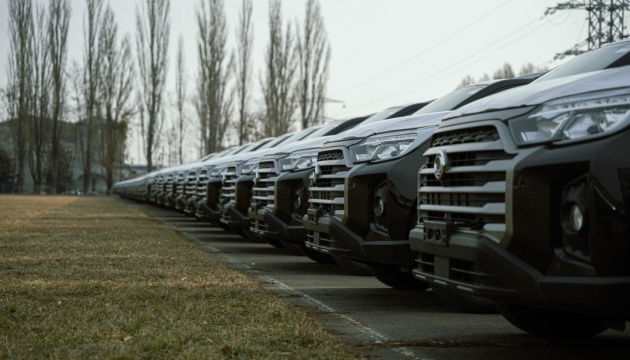 Українські рятувальники отримали від Кореї 100 автомобілів