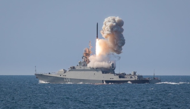 Russland hält einen Raketenträger mit vier Kalibr-Raketen
 im Schwarzen Meer 