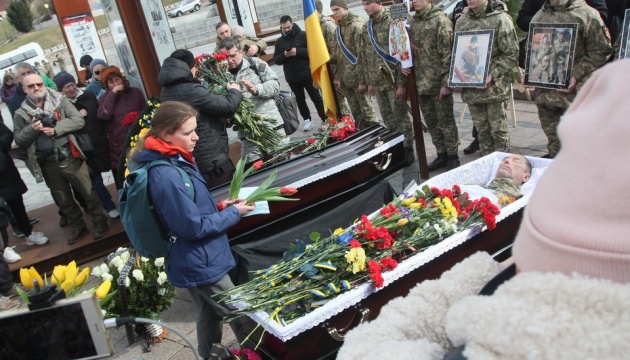 У Києві попрощалися із загиблими під Бахмутом батьком і сином Хомюками