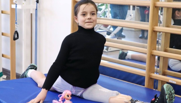 Шестирічна гімнастка, яка втратила ногу після обстрілу, відновлює тренування