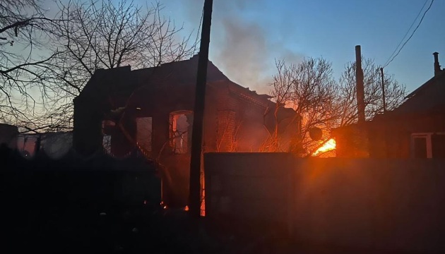На Донеччині рятувальники під час гасіння пожежі потрапили під обстріл 