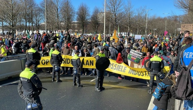 Кліматичні активісти у Гаазі вийшли на демонстрацію й заблокували магістраль