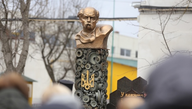 На Тернопільщині відкрили пам'ятник Шевченку в індустріальному стилі