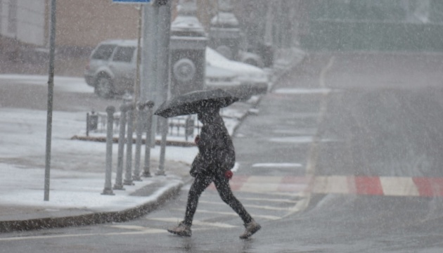 В Україні мокрий сніг та дощ, на дорогах ожеледиця