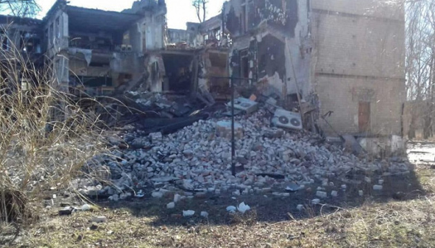 Un muerto en bombardeo ruso de escuela en Avdíivka