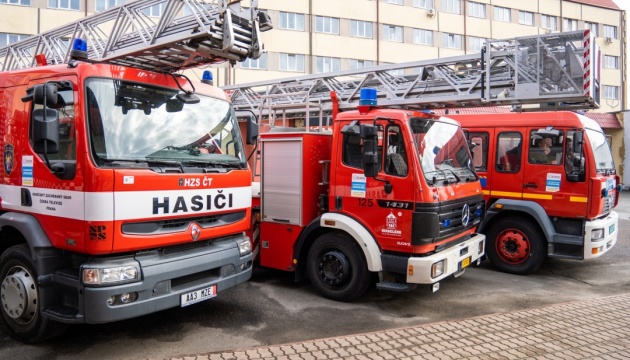 Ukraine receives fire engines, resuscitation ambulances from Luxembourg’s LUkraine