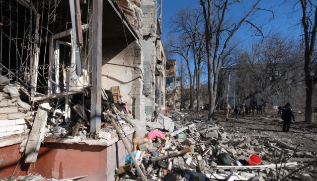 Selenskyj zeigt Folgen des Einschlags russischer Rakete in Kramatorsk