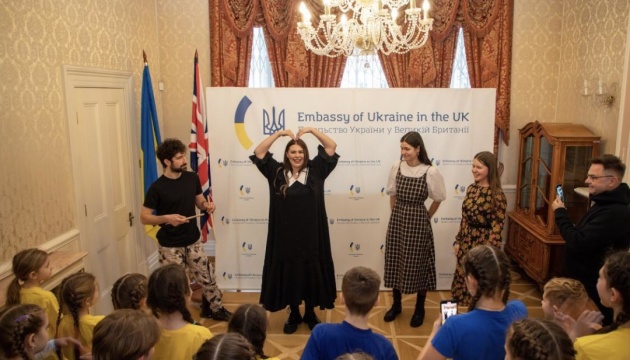 Українські діти зустрілися в Лондоні з музичним гуртом KAZKA