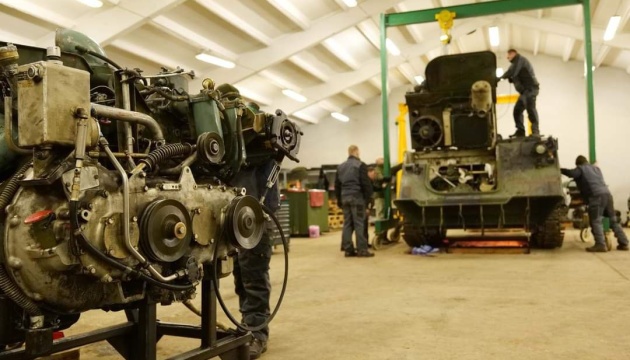Литовські збройні сили навчають українських військових обслуговуванню БТР у польових умовах