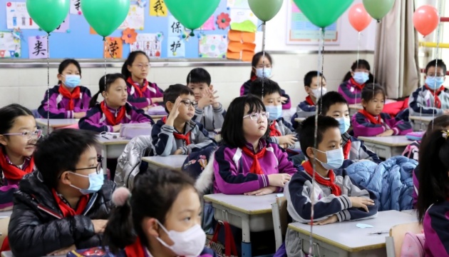 Китай скасував обов’язковий масковий режим у закладах освіти
