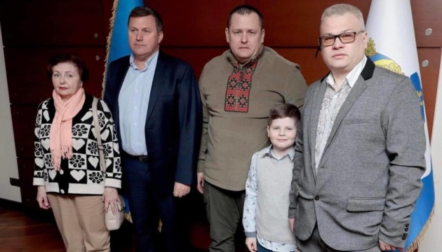 Хлопчик, який втратив маму під час ракетної атаки на Дніпро, отримає квартиру