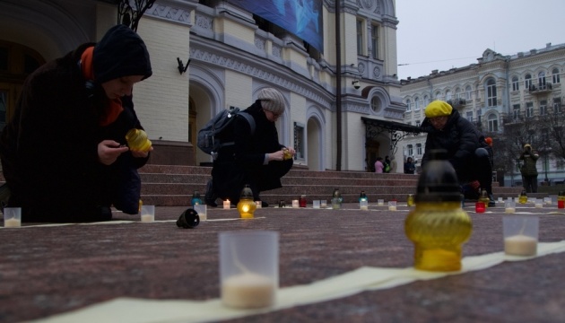 У Києві провели мирну акцію «ДЕ ТИ» до річниці трагедії в Маріуполі