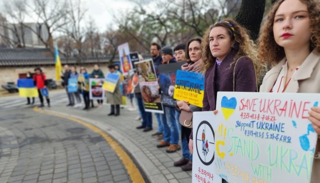 Українці провели нову акцію протесту біля російського посольства в Сеулі