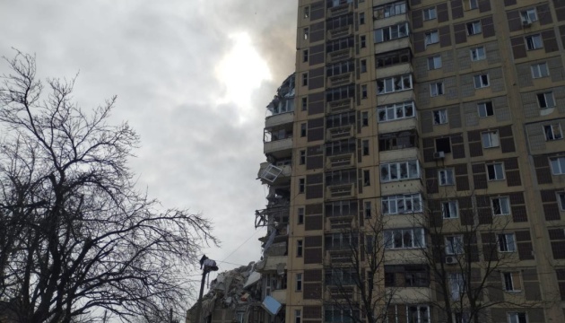 Hochhaus in Awdijiwka von russischer Rakete getroffen