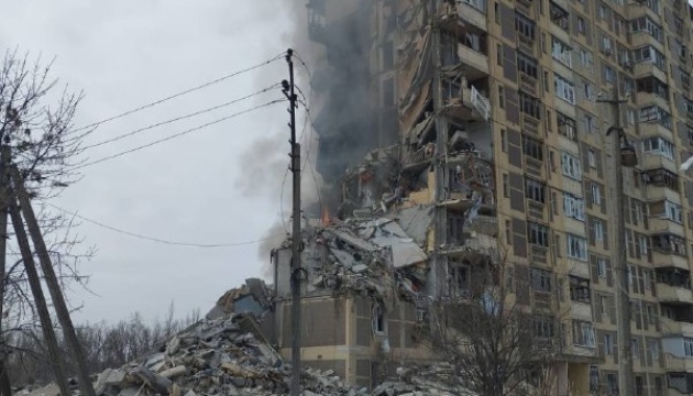 El misil ruso Kh-59 impacta en un bloque de apartamentos en Avdíivka