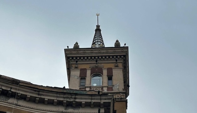 Декомунізація у Запоріжжі: на будинку з баштою встановили тризуб замість зірки