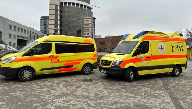 Рубіжанська та Старобільська лікарні отримали від литовців сучасні медичні автомобілі