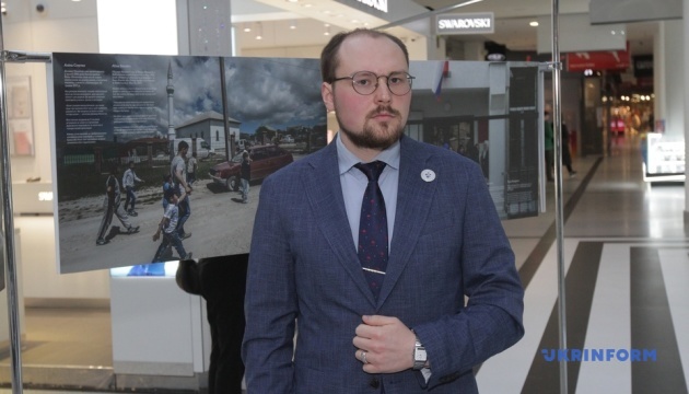 У Дніпрі відкрили виставку світлин «Історії з окупованого Криму»