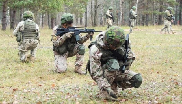 Ukrainian troops undergoing training in Lithuania to become live-fire instructors