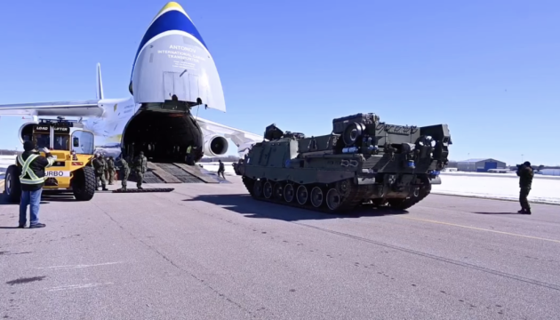 У Міноборони Канади показали кадри відправки броньованої техніки до України