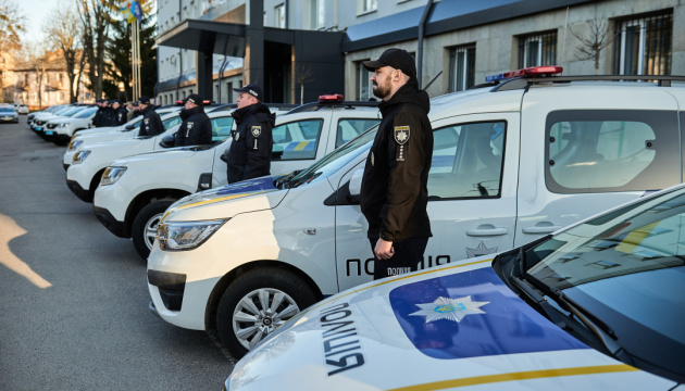 Поліцейським Рівненщини передали 23 службові автомобілі