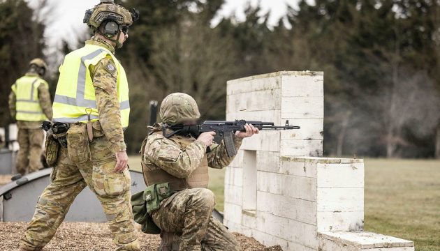 Soldiers of Armed Forces of Ukraine undergo live-fire training in UK