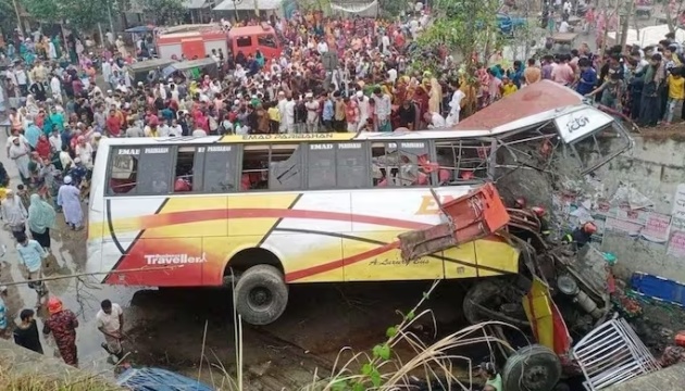 У Бангладеш автобус упав у кювет - щонайменше 19 загиблих