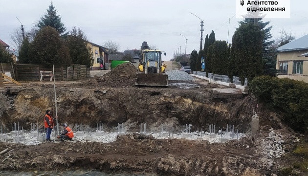 Дорожники відновлюють ремонт дороги Червоноград – Рава-Руська поблизу Польщі
