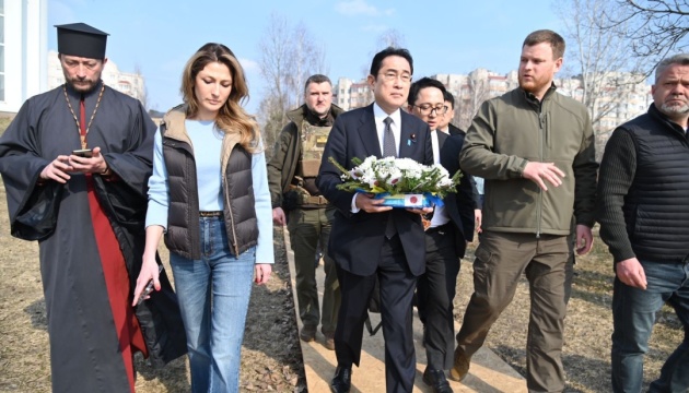 岸田日本首相、キーウ州ブチャで犠牲者追悼