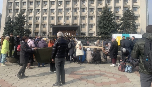 Одеські волонтери на знак протесту плели маскувальні сітки під будівлею облради