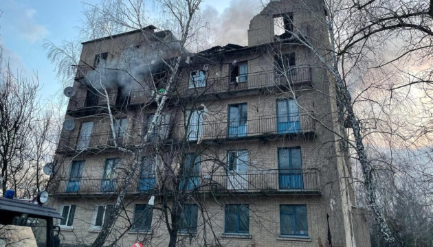 In Region Kyjiw durch Drohnenangriff ein Wohnheim beschädigt, unter Trümmern wird nach Menschen gesucht
