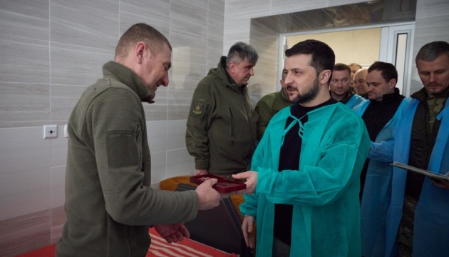 President awards military at hospital in Donetsk region