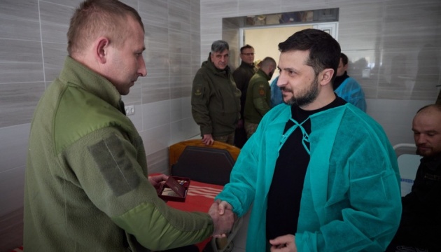 ゼレンシキー宇大統領、東部ドネツィク州で負傷軍人に叙勲