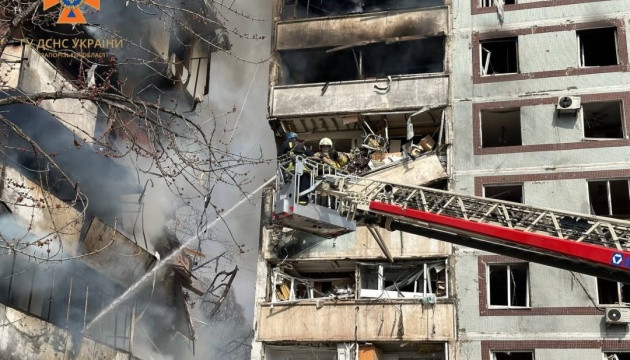 У Запоріжжі загасили пожежі від російських ракет у багатоповерхових будинках