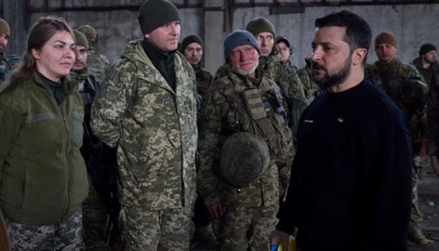 Volodymyr Zelensky s’est rend sur la ligne de front aux abords de Bakhmout 