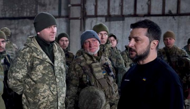Zełenski pokazał materiał filmowy, na którym pije kawę i robi zdjęcia z wojskowymi w obwodzie donieckim

