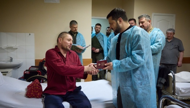 Zełenski odwiedził rannych żołnierzy w obwodzie charkowskim i wręczył im odznaczenia

