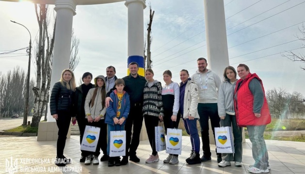 На Херсонщину повернули семеро дітей, вивезених загарбниками у Крим на «оздоровлення»