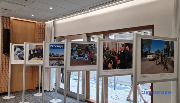 У Варшаві презентували виставку та фотоальбом про війну в Україні