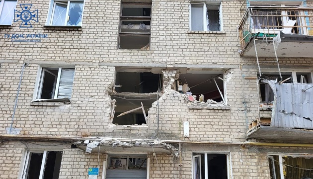In Kupjansk fünfstöckiges Gebäude und Privathaus durch Beschuss beschädigt