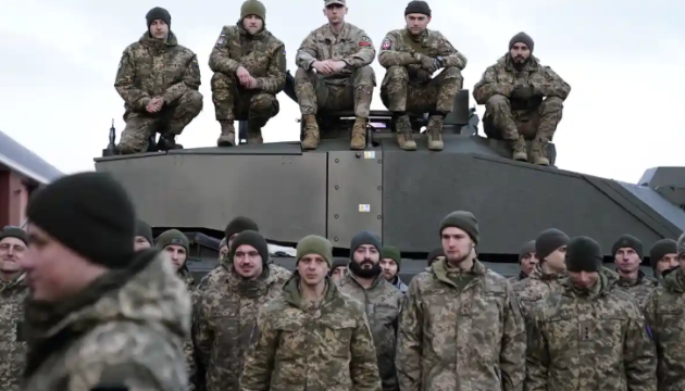 Ukrainian troops return home after Challenger 2 tank training in Britain