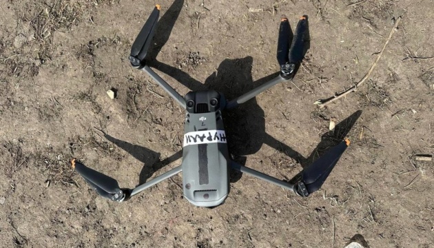Прикордонники Луганського загону приземлили ворожий дрон-розвідник