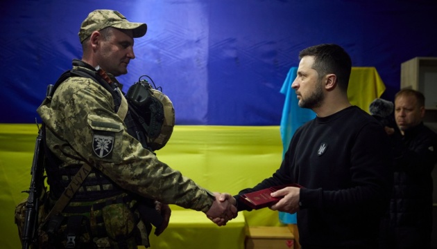 Zelensky visits Ukrainian army's frontline positions in Zaporizhzhia region