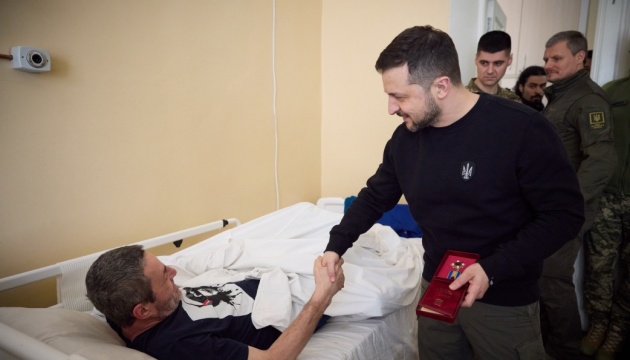 Зеленський відвідав поранених захисників у госпіталі Запоріжжя