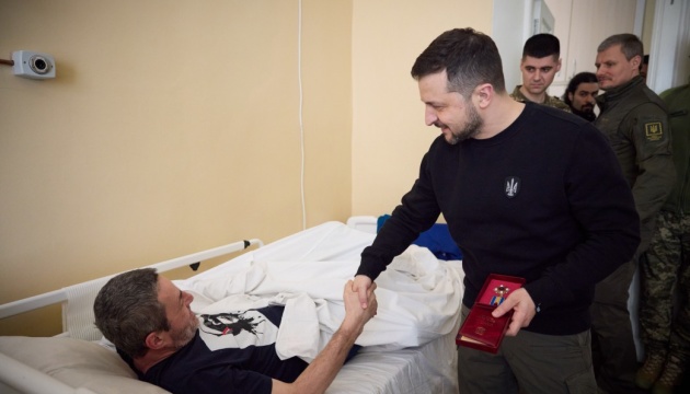 Zelensky visits injured defenders in Zaporizhzhia hospital