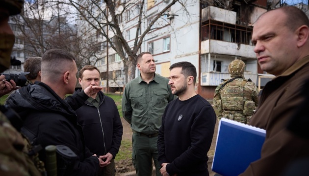 Selenskyj besichtigt zerstörte Häuser in Saporischschja