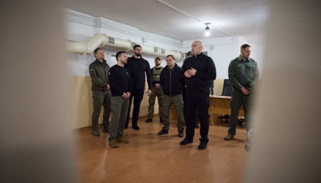 Zelensky visits Nikopol district constantly shelled by Russia