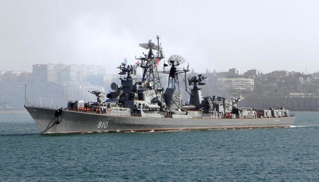 Russia keeps six warships, submarine off Crimea coast