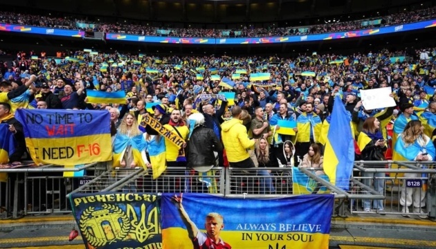 Українці попросили Британію надати Україні винищувачі під час футбольного матчу проти Англії